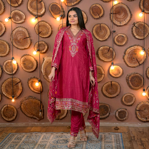 Kurti en soie chinon avec doublure en micro-coton et broderies multi-sequencées, accompagné d'un pantalon brodé et d'un chinon brodé lourd. - Product Image 1