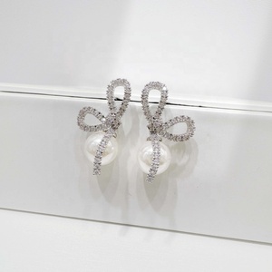 Pendientes coreanos de plata de ley 925 con lazo, joyería fina, hipoalergénicos, únicos, con perlas, para niñas, ideales para profesoras o bodas. - Product Image 3