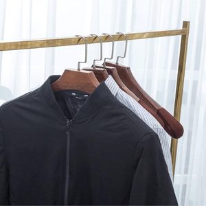 Cintres en bois de qualité supérieure avec logo couleur personnalisé et design unique pour robes féminines et manteaux masculins, avec cintre pour pantalon - Product Image 3