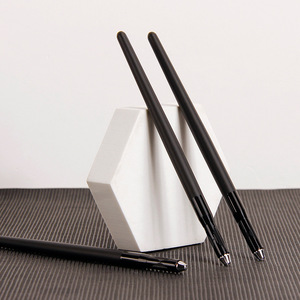Soporte de aguja redonda negra con orificio cruzado para microshading y delineador de ojos de maquillaje permanente - Product Image 1
