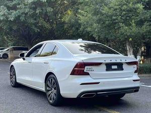 <span class=keywords><strong>Volvo</strong></span> <span class=keywords><strong>S60</strong></span> d'occasion <span class=keywords><strong>2022</strong></span>, berline de luxe intermédiaire, B4 Inscription Luxury FWD 7AT 48V Mild Hybrid, sûre et confortable - Product Image 6