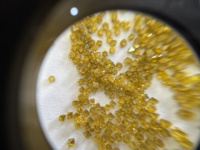 1.8mm-3mm Monocristal Synthétique HPHT Diamant Brut Médias De Sablage 2-4mm IRRÉGULIER PY Verre De Meulage 10-20 1 kg/sac 3 Ans D'approvisionnement