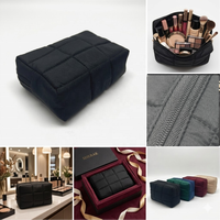 Pochette de maquillage minimaliste noire en pongé matelassé avec fermeture éclair, personnalisable avec logo, pour cadeaux promotionnels, événements GWP, et organisateur de voyage