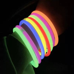 Set da 100 Collane Luminose Ecologiche Verdi - Decorazioni per Feste di Compleanno, Pasqua, Mardi Gras, San Patrizio - Product Image 4