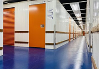 Conteneur de stockage portable et mobile de 20 pieds avec porte latérale à volet roulant en acier au design moderne, idéal pour l'entreposage domestique ou commercial