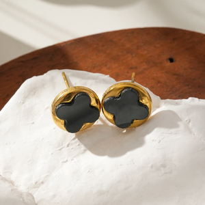 Boucles d'oreilles <span class=keywords><strong>Chinoir</strong></span> en forme de trèfle noir de style luxueux, en acier inoxydable plaqué or 18 carats - Boucles d'oreilles pour femmes élégantes et délicates - Product Image 1