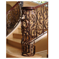 Rampes d'escaliers intérieurs en fer forgé, balustrades, mains courantes
