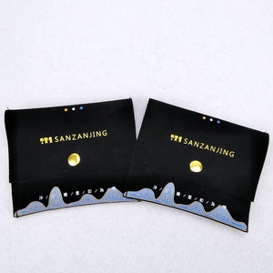Bolsa de Regalo de Terciopelo Negro con Logotipo Personalizado, Bolsa de Joyería con Inserto para Tarjetas, para Anillos y Collares - Product Image 1