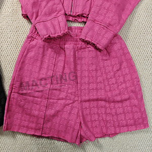 Conjunto de 2 Piezas Personalizado para Mujer, Sudadera Corta Desgastada y Pantalones Cortos con Logotipo Impreso, Conjunto Deportivo de Dos Piezas - Product Image 4