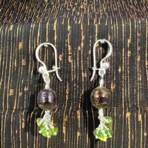 "ต่างหูมุกสีเงินเก๋ๆ & ต่างหูห้อยเพอริโดทสำหรับผู้หญิง" - Product Image 3
