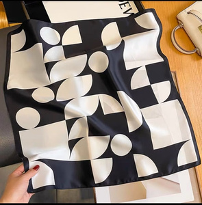 <span class=keywords><strong>Foulard</strong></span> carré <span class=keywords><strong>en</strong></span> polyester YX de 35 pouces avec imprimé floqué, texture soyeuse, pour toutes les saisons - Product Image 4