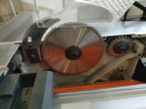 Sega a Pannello Verticale Compatta Salvaspazio da 1600mm - Modello Economico Efficiente da 6,6KW per Piccole Officine - Product Image 5