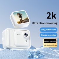 Caméra d'action 2K avec design à aspiration magnétique, compacte et portable, écran HD de 1,54 pouce, longue durée de vie de la batterie, caméra de sport VLOG