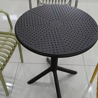 Table d'appoint extérieure en plastique recyclé moderne et durable pour cour et zones de repas (vente en gros)