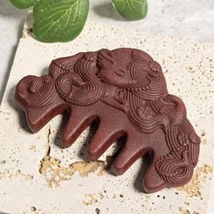 เม็ดธูปผสมสูตรพิเศษฝังในหวีไม้สไตล์จีนแบบพกพา นวดบำบัดด้วยกลิ่นหอม ดูแลเส้นผม ของขวัญรูปทรงไม่สม่ำเสมอ - Product Image 1