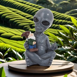 Figurine en résine d'extraterrestre tenant un nain, ornement de jardin, décoration intérieure et extérieure, cadeau - Product Image 4