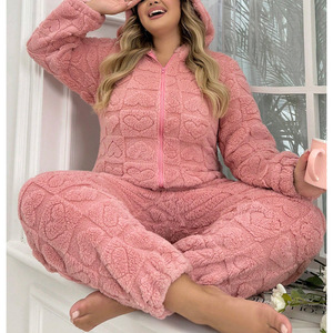 Tuta <span class=keywords><strong>pigiama</strong></span> da <span class=keywords><strong>donna</strong></span> <span class=keywords><strong>taglie</strong></span> forti, morbida e ampia, per l'inverno; <span class=keywords><strong>pigiama</strong></span> caldo e spesso con cappuccio e fantasia a cuori. - Product Image 4