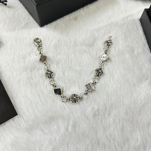 Bracelet en alliage de cuivre pour hommes et femmes, style délicat et élégant, motif dés, vente en gros d'usine - Product Image 2