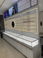 Weiße Modische OEM-Sonnenbrillen & Brillen Ausstellungsvitrine aus Gehärtetem Glas mit LED-Beleuchtung Umweltfreundliche Präsentationsvitrine für Optiker-Inneneinrichtung