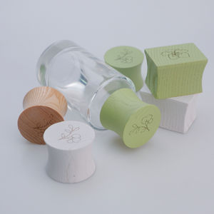 Vietnam WeWood 20mm Cuadrado Premium Madera Tapón de rosca Logotipo personalizado Cierres de botellas láser con tapas naturales en forma de cintura pequeña - Product Image 3