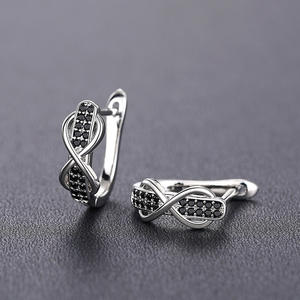 Pendientes Huggie de Oro Blanco E3108 con Cristales Geométricos y Engaste de Canal de Diamantes de Imitación, Joyería Minimalista para Mujer - Product Image 4