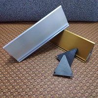 Une forme triangle métal, table en aluminium, support de plaque signalétique de bureau avec signalisation