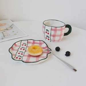Taza de café de cerámica rosa con cerezas, estilo nórdico, con plato a juego, diseño artesanal, estilo Ins, linda. - Product Image 2