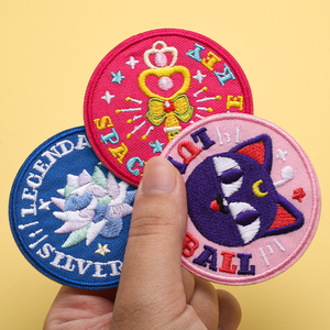도매 만화 애니메이션 자수 패치 사용자 정의 디자인 라운드 로고 의류 자수 자체 접착 패치 - Product Image 1