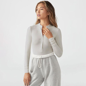 Collezione invernale all'ingrosso per le donne camicetta a maniche lunghe e semplice maglia in bianco t-shirt <span class=keywords><strong>con</strong></span> dettaglio frontale centrale <span class=keywords><strong>con</strong></span> bottone aperto - Product Image 3