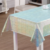 Nappe de table en PVC arc-en-ciel RNPT avec des carrés en mosaïque superposés, effet iridescent et brillance lisse pour les fêtes