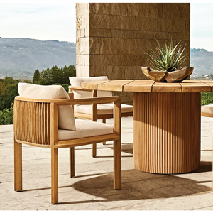 Chaise de salle à manger d'extérieur moderne et durable en teck, dossier ouvert, garniture inclinée, texture verticale saisissante, confort, ensemble de canapés de cour - Product Image 3