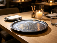 Plateau de service en métal gris avec motif d'arbre en relief, détails dorés et argentés brossés, plateau de luxe pour la présentation de bougies et de bijoux