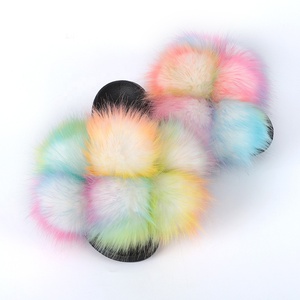 Pantoufles en fourrure de renard pelucheux pour femmes, sandales en fourrure de raton laveur colorées avec pompon, vente en gros - Product Image 6
