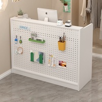 Comptoir de magasin en métal minimaliste moderne argenté, compact, simple, petit, pour les magasins de vêtements, les salons de beauté