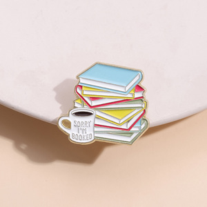 <span class=keywords><strong>เข็มกลัด</strong></span>โลหะผสมสังกะสีเคลือบสีแบบอบลายหนังสือและแก้วกาแฟ ดีไซน์การ์ตูนสร้างสรรค์ อุปกรณ์ตกแต่งเสื้อผ้าอัจฉริยะ รางวัล ตราสัญลักษณ์โลหะ - Product Image 2