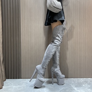 Stivali da ballerino con plateau con <span class=keywords><strong>tacco</strong></span> alto in finta pelle scamosciata e coscia stile esotico con <span class=keywords><strong>tacco</strong></span> alto da donna <span class=keywords><strong>20</strong></span> <span class=keywords><strong>cm</strong></span> 8 "stivali sopra il ginocchio Sexy - Product Image 3
