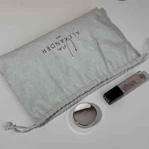 Fabrication de sacs cadeaux en jute personnalisés avec logo, design à cordon, pour anniversaire - Product Image 1