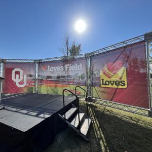 Bannières en filet de vinyle grand format XL personnalisées avec <span class=keywords><strong>impression</strong></span> personnalisée 2,4 m x 1,8 m pour la publicité extérieure, la signalisation, les affiches - Product Image 6