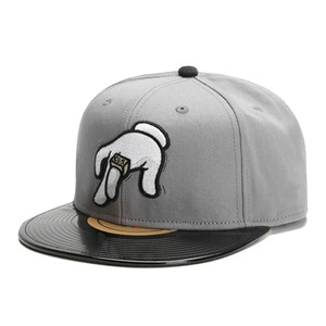 1-0031 Cappello da sole con visiera piatta in vinile con motivo a dita, stile hip hop, per adulti, modello europeo-americano - Product Image 1