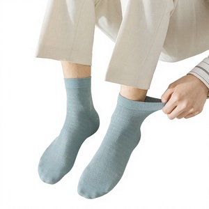 Chaussettes courtes noires unies 100 % coton respirantes tricotées pour adultes, usage quotidien décontracté, saison printemps, épaisseur standard - Product Image 5
