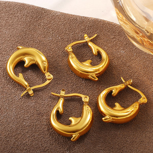 Boucles d'oreilles Dolphin Hoop en acier inoxydable plaqué or 18 carats en forme d'animal pour femmes - Product Image 3