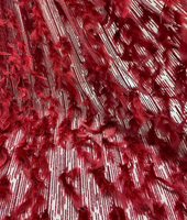 Tissu en dentelle brodée à la main, orné de plumes et de paillettes, idéal pour robes de soirée de luxe et la couture.