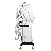 Ce dispositif de soin de la peau 8-en-1 offre un nettoyage en profondeur, une technologie à jet haute pression, un effet liftant et raffermissant, et une microdermabrasion.