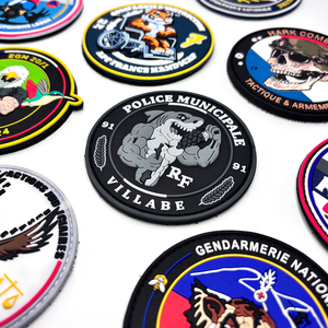 カスタムロゴ漫画風フックアンドループパッチ、縫い付け・アイロン接着、ソフトエンボス加工3D衣料用ゴム<span class=keywords><strong>PVC</strong></span>パッチ（帽子・衣類用） - Product Image 1