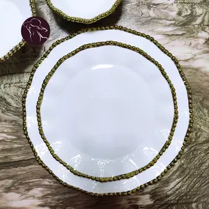 Prix de gros Assiettes alimentaires irrégulières en porcelaine avec perles dorées Ensembles d'assiettes à dîner en céramique de Chine