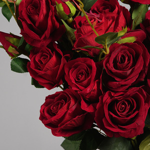 Rose artificielle en velours à trois têtes Greenway, rouge vif, plante entière, arrangement floral décoratif pour les fêtes et les occasions spéciales - Product Image 3
