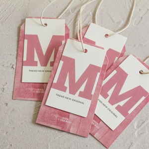 Nhà Máy OEM Thương Hiệu Tùy Chỉnh Nhãn Hàng May Mặc Và Thẻ Thân Thiện Với Môi <span class=keywords><strong>Hangtag</strong></span> Tùy Chỉnh Tên Màu Hồng Đu Treo Tag Cho Quần Áo - Product Image 6