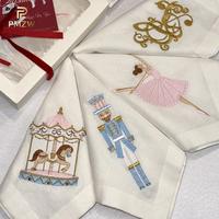 Serviettes en coton et lin blanc personnalisées avec monogramme et broderie de roses, bord plissé à volants pour la décoration de table de Noël