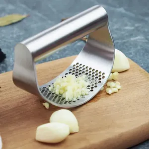 Savetime And Effort Hot Sale Kitchen Gradgets Strainless Steel Garlic Mincer Cursher Hand-Held Gralic Press