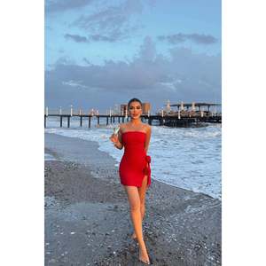 Mini robe de soirée rouge à détails de roses - Product Image 2